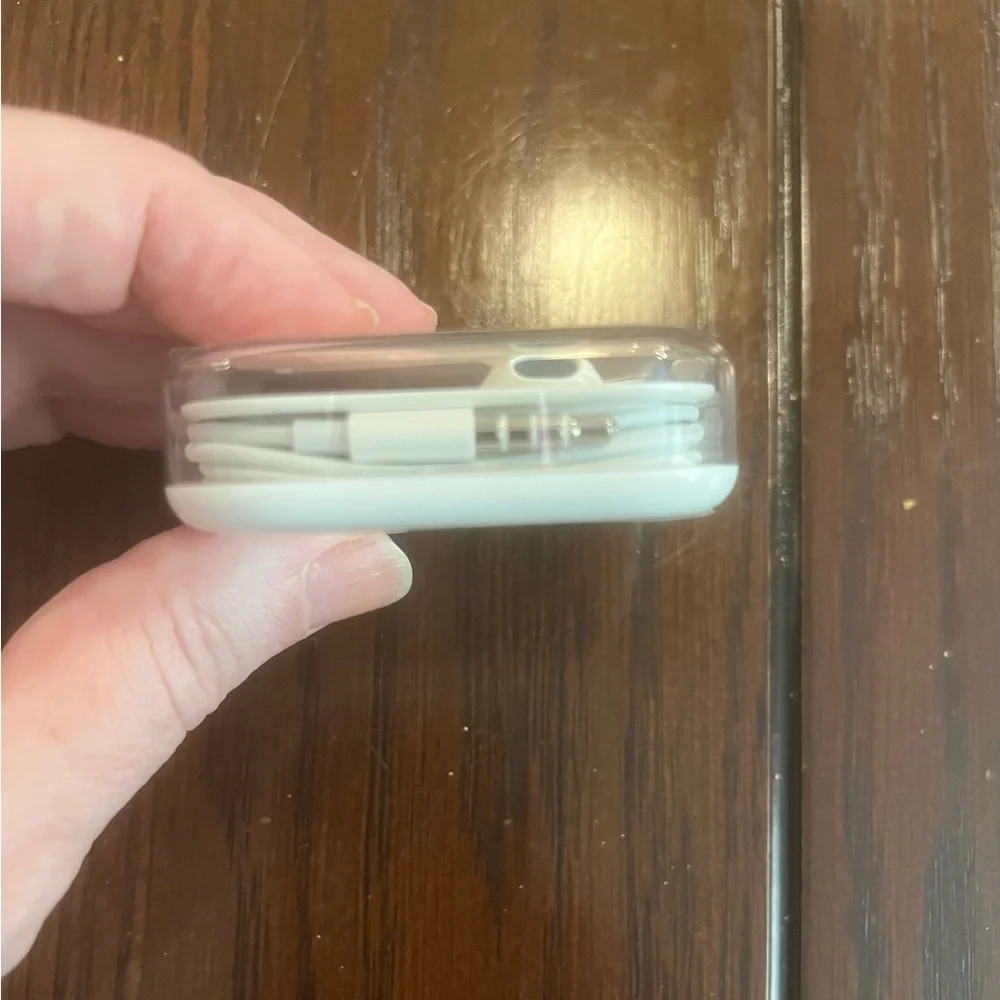 Apple White Earbud Headphones with Wire Plug in Case